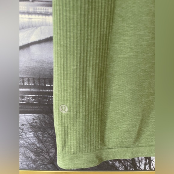 Men’s Lululemon Tee - Picture 3 of 6